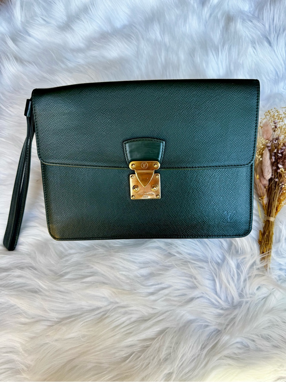 Louis Vuitton Authentic Unisex Taiga Green Pouchette Clutch